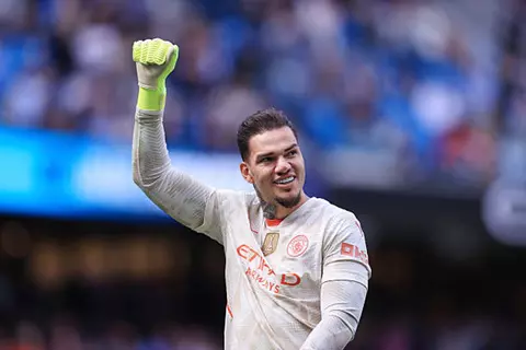 هل اقترب رحيل إيدرسون؟.. مانشستر سيتي يستهدف حارس بيرنلي